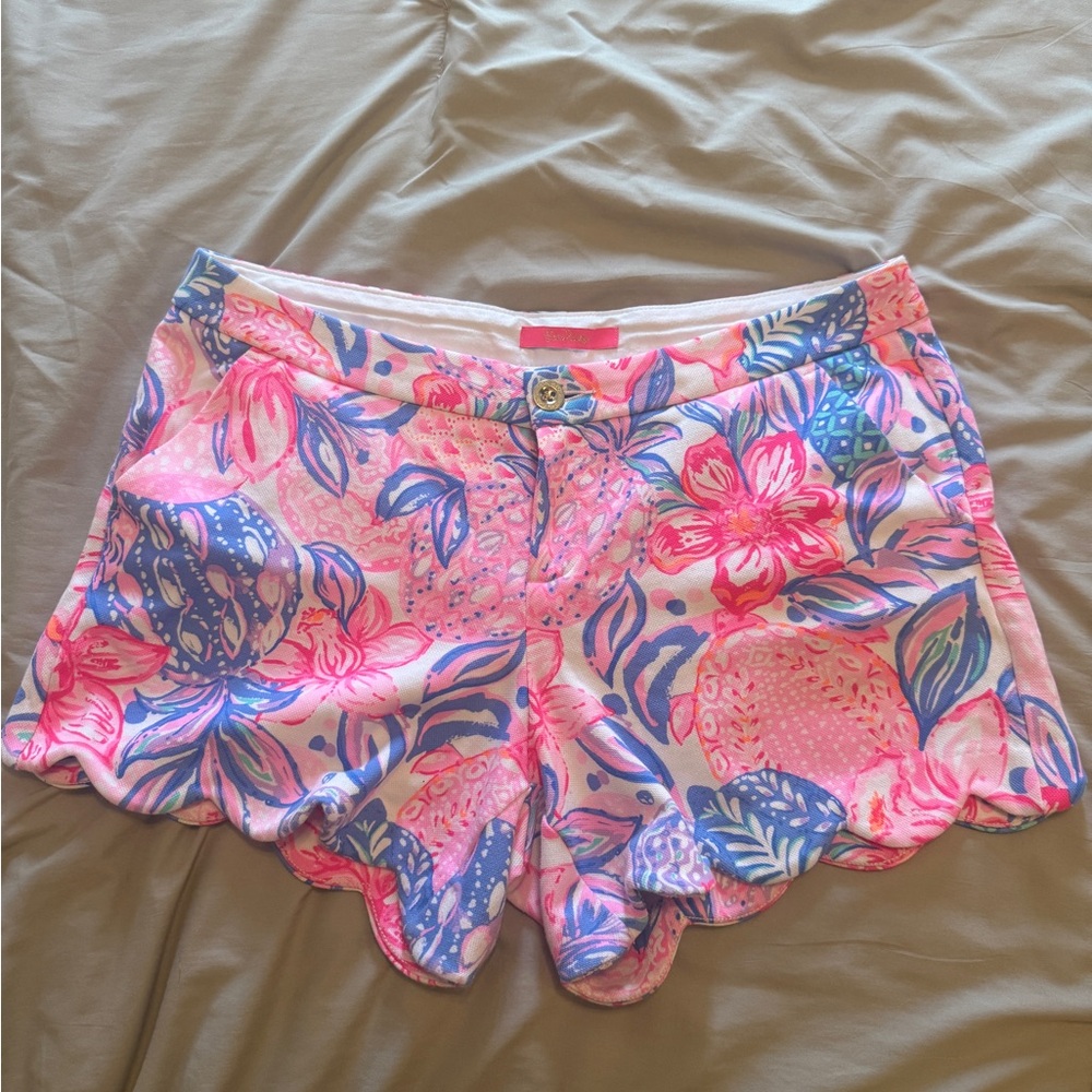 Lilly Pulitzer Scallop Shorts in Pink Isle Snappy Turtle